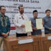 FOTO BERSAMA - Ketua Bawaslu Kalsel Aries Mardiono dan Ketua KPID Kalsel M Farid Soufian bersamaĀ anggotanya berfoto bersama usai penandatanganan kerja sama terkait pengawasan Pemilu 2024 di Aula Sekretariat Bawaslu Kalsel di Jalan RE Martadinata Banjarmasin, Senin (13/11) pagi.