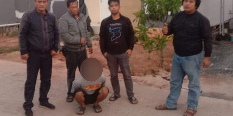 OPSNAL Buser Polsek Banjarmasin Timur saat mengamankan Rudi Pranata alias Gondrong (29), di Jalan Pramuka, Kelurahan Pemurus Luar, Kecamatan Banjarmasin Timur, Rabu (1/11).