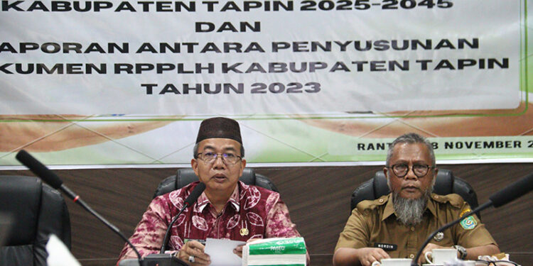 PJ Bupati Tapin M Syarifudin MPd bersama Kepala DLH Ir H Nordin MS saat membuka kegiatan konsultasi publik II KLHK RPJPD Tahun 2025-2045, Selasa (28/11).