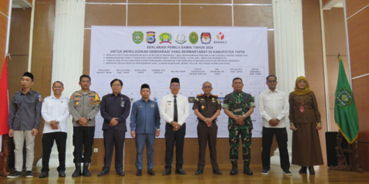 DANDIM 1010 Tapin Letkol Arh Pryoni Palebangan SIP berfoto bersama usai acara Deklarasi Damai Pemilu 2024, Senin (27/11).