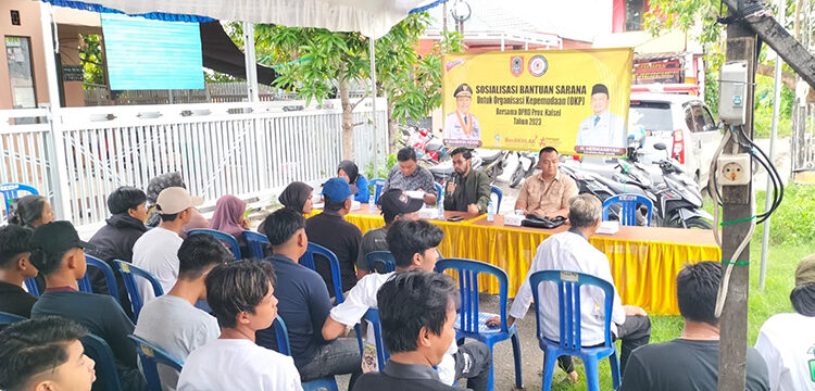 ANGGOTA DPRD Kalsel Habib Ahmad Bahasyim SE saat sosialisasi bantuan sarana untuk OKP ke warga Kelurahan Sungai Jingah, Kecamatan Banjarmasin Utara.