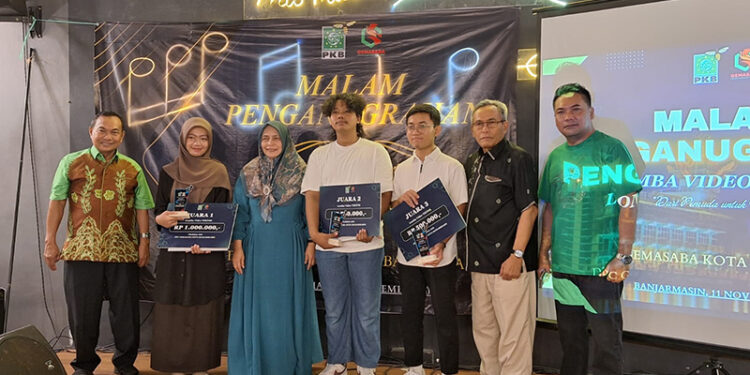 ANGGOTA Fraksi PKB DPRD Kalsel H Suripno Sumas SH MH beserta Dr Ir Sugiarto Sumas ST, Dra Hj Fatimah MPd dan Wakil Ketua DPC PKB Kota Banjarmasin H Deddy Sophian SE berfoto bersama usai menyerahkan hadiah Lomba Video Tiktok yang di gelar Gemasaba Kota Banjarmasin.