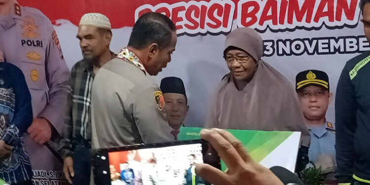 KAPOLDA Kalsel Irjen Pol Andi Rian Djajadi saat menyerahkan bantuan sembako ke warga di Aula STIE Indonesia Banjarmasin, Kamis (23/11).