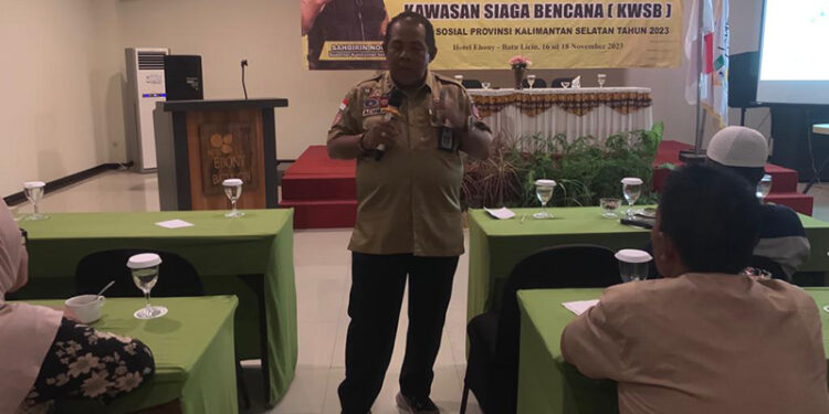 KABID Penanganan Bencana pada Dinas Sosial Provinsi Kalimantan Selatan H Achmadi SSos saat memberikan pelatihan terhadap relawan penanggulangan bencana di Kabupaten Tanbu.