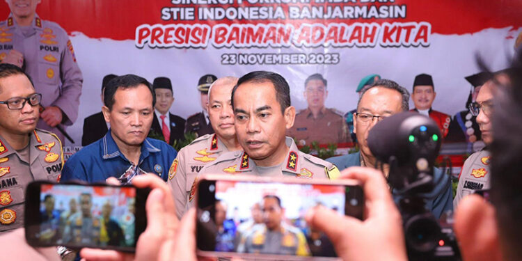 KAPOLDA Kalsel Irjen Pol Andi Rian Djajadi didampingi Wakapolda Brigjen Pol Rosyanto Yudha Hermawan dan Kapolresta Banjarmasin Kombes Pol Sabana Atmojo Martosumito.