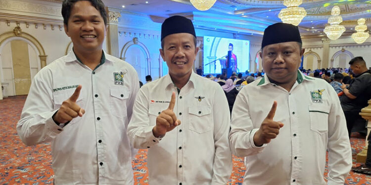 WAKIL Sekretaris DPW PKB Kalsel Eko Nur Sujarwo beserta pengurus lainnya usai rapat koordinasi penyelesaian sengketa proses pemilu di Grand Qin Hotel Banjarbaru, Rabu (1/11) malam.