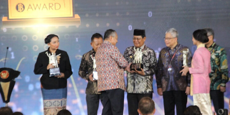 TERIMA PENGHARGAAN - Gubernur Kalsel Sahbirin Noor saat menerima penghargaan BI Awards Tahun 2023 atas keberhasilan Kalsel sebagai daerah dengan implementasi terbaik pengunaan QRIS wilayah Kalimantan oleh Gubernur BI Perry Warjiyo, di Graha Bhasvara Icchana, Kantor Pusat Bank Indonesia, Rabu (29/11) malam.