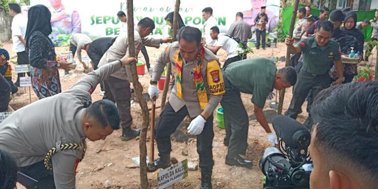 TANAM POHON - Kapolda Kalsel Irjen Pol Andi Rian Djajadi saat menanam Pohon Flamboyan di UIN Antasari Banjarmasin dalam rangka bakti sosial sekaligus bakti kesehatan, Rabu (15/11).