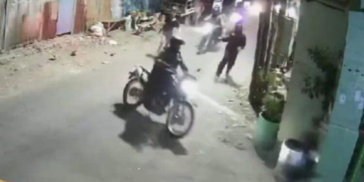 TANGKAPAN layar video geng motor yang viraal di medsos.