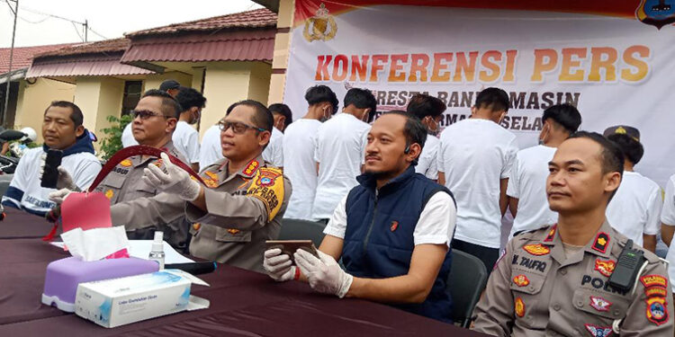 PRESS RELEASE - Kapolresta Banjarmasin Sabana Atmojo Martosumito menunjukan 15 tersangka terduga geng motor yang lukai empat warga di Banjarmasin Selatan saat press release yang di gelar pada Sabtu (11/11).