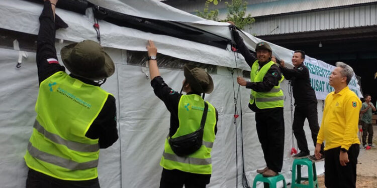 PANTAU - Kadinkes Kalsel dr Diauddin saat memantau pelatihan bongkar pasang tenda RS lapangan oleh Puskris Kesehatan kepada 12 orang tim EMT untuk penanggulangan bencana di Kalsel, Kamis (2/11).