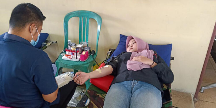 SALAH seorang wartawan televisi saat di ambil darahnya oleh petugas medis PMI Kota Banjarmasin.