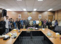 FOTO BERSAMA - Jajaran Sekretariat DPRD Provinsi Kalimantan Selatan bersama Pressroom DPRD berfoto bersama anggota Dewan Pers saat menggelar kunjungan kerja di Gedung Dewan Pers di Jakarta, Senin (20/11).