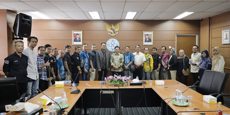 FOTO BERSAMA - Jajaran Sekretariat DPRD Provinsi Kalimantan Selatan bersama Pressroom DPRD berfoto bersama anggota Dewan Pers saat menggelar kunjungan kerja di Gedung Dewan Pers di Jakarta, Senin (20/11).