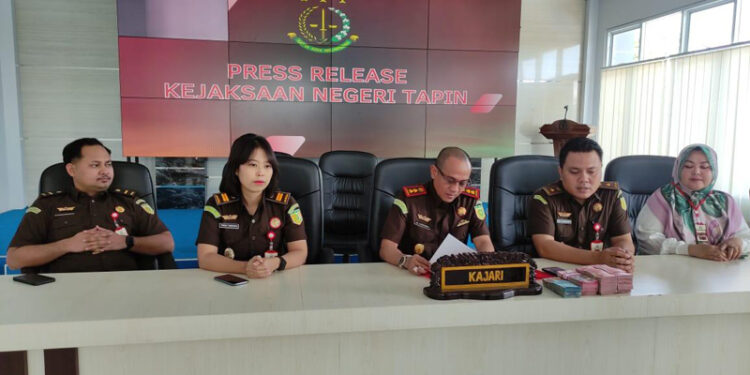 KAJARI Tapin Adi Fakhrudin SH MH saat menggelar press release pengembalian kerugian negara perkara tindak pidana korupsi dengan tersangka M kepada Tim JPU Kejaksaan Negeri Tapin.