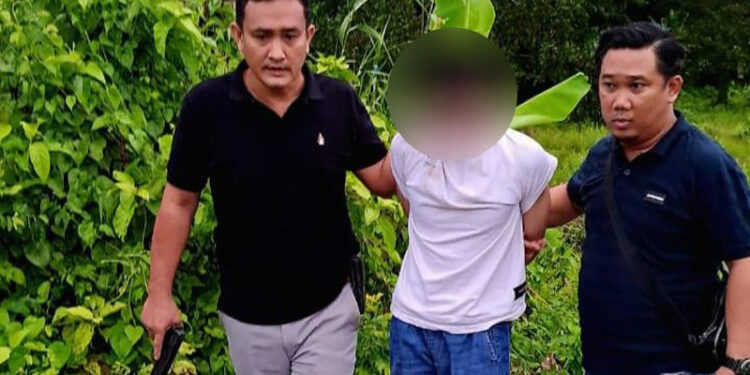 KANIT Reskrim Polsek Banjarmasin Timur Ipda Partogi H saat mengamankan eks karyawan pembobol brankas J&T Pramuka.