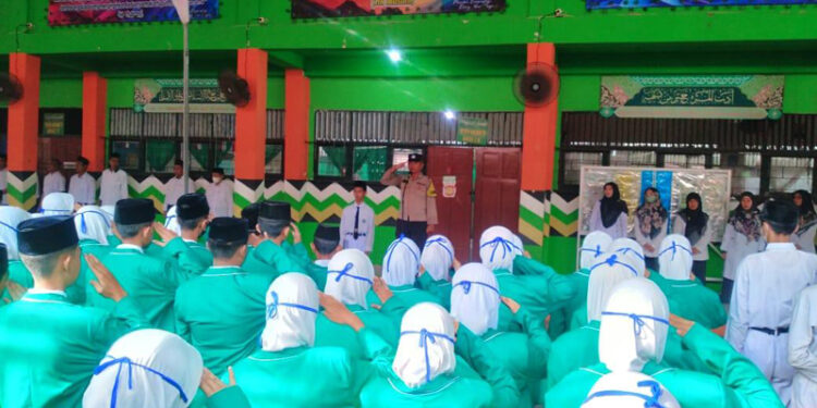 PETUGAS BKTM Polsek Bansel saat memimpin upacara di MTSN 4 Banjarmasin di Jalan Laksana Intan.