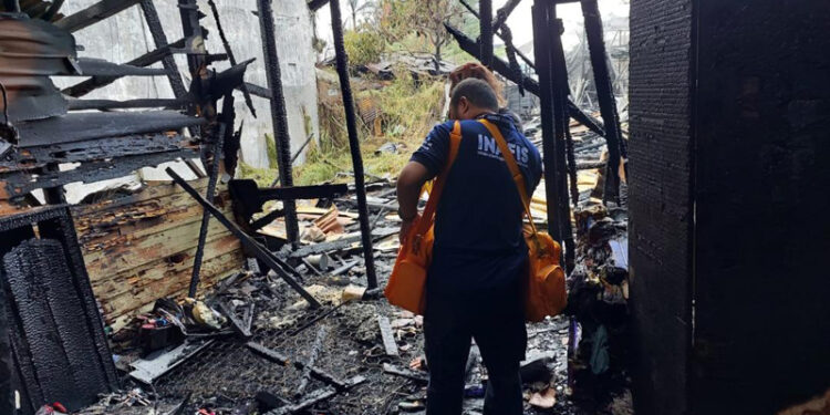 OLAH TKP - Petugas Identifikasi (Inafis) Sat Reskrim Polresta Banjarmasin saat melakukan olah TKP kebakaran di asrama TNI-AD Korem 101 Antasari di Jalan H Anang Adenansi RT 01 RW 01 Kelurahan Teluk Dalam Kecamatan Banjarmasin Tengah, Kamis (16/11).