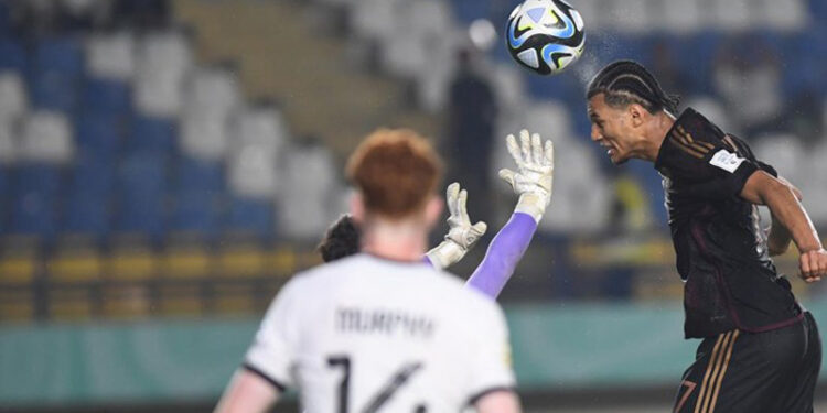 Menyundul Bola - Pesepak bola Timnas Jerman Paris Brunner (kanan) menyundul bola ke gawang Timnas Selandia Baru saat pertandingan babak penyisihan Grup F Piala Dunia U-17 2023 di Stadion Si Jalak Harupat, Bandung, Jawa Barat, Rabu (15/11).