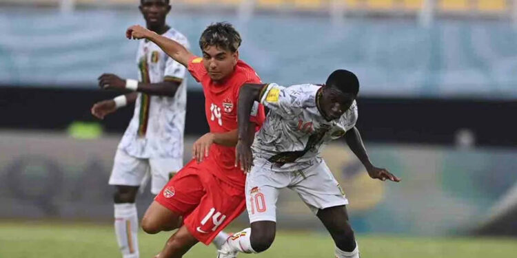 Mali lolos- Pesepak bola Timnas Kanada Tyler Londono berebut bola dengan pesepak bola Timnas Mali Ange Martial Tia dalam pertandingan penyisihan Grup B Piala Dunia U-17 2023 di Stadion Gelora Bung Tomo (GBT), Surabaya, Jawa Timur, Kamis (16/11/2023).Mali lolos ke babak 16 besar Piala Dunia U-17 2023 usai cukur Kanada 5-1.