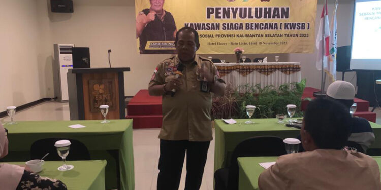 KABID Penanganan Bencana pada Dinas Sosial Provinsi Kalimantan Selatan H Achmadi SSos saat memberikan pelatihan terhadap relawan penanggulangan bencana di Kabupaten Tanbu.