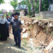 KETUA Fraksi PKB DPRD Kalsel H Hormansyah saat meninjau lokasi tanah longsor di Desa Patarikan, Kecamatan Banjang, Kabupaten HSU.