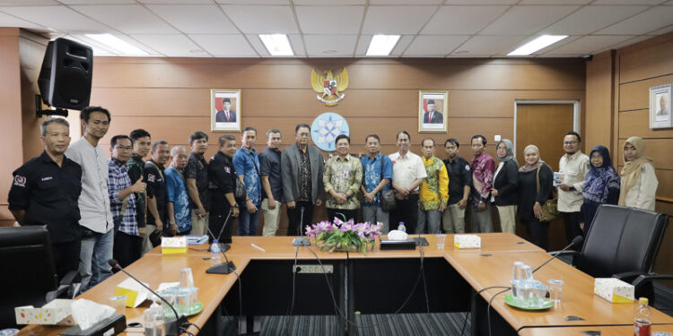 FOTO BERSAMA - Jajaran Sekretariat DPRD Provinsi Kalimantan Selatan bersama Pressroom DPRD berfoto bersama anggota Dewan Pers saat menggelar kunjungan kerja di Gedung Dewan Pers di Jakarta, Senin (20/11).