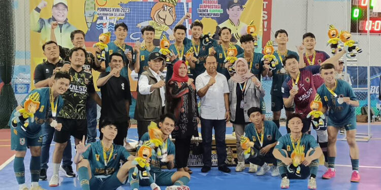 Tim Futsal Kalsel berfoto bersama Ketua Badan Pembina Olahraga Mahasiswa Indonesia (Bapomi) Kalsel, Muhammad Rusmin Nuryadin yang juga Wakil Rektor III Universitas Lambung Mangkurat (ULM) Kalsel dan Ketua Asosiasi Futsal Provinsi (AFP) Kalsel Anwar Hadimi.