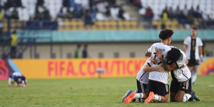 Merayakan Kemenangan - Sejumlah pesepak bola Timnas Jerman merayakan kemenangan atas Timnas Amerika Serikat pada pertandingan babak 16 besar Piala Dunia U-17 2023 di Stadion Si Jalak Harupat, Kabupaten Bandung, Jawa Barat, Selasa (21/11/2023). Jerman melaju ke perempat final Piala Dunia U-17 usai menang 3-2 atas AS.