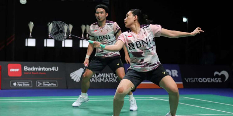 Pasangan ganda campuran Indonesia Rinov Rivaldy/Pitha Haningtyas Mentari melaju Rinov/Pitha Ke 16 Besar China Master setelah mengalahkan pasangan Malaysia Chen Tang Jie/Toh Ee Wei dua gim langsung 21-18 dan 21-18 di Shenzhen Bay Gymnasium, China, Selasa.