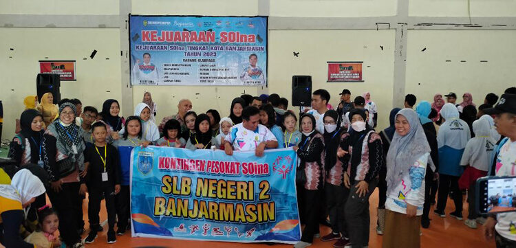 Wawali Arifin Noor berfoto bersama atlet SOIna kota Banjarmasin.