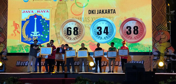 Penyerahan penghargaan kepada 10 besar peraih medali terbanyak dalam POMNas 2023.