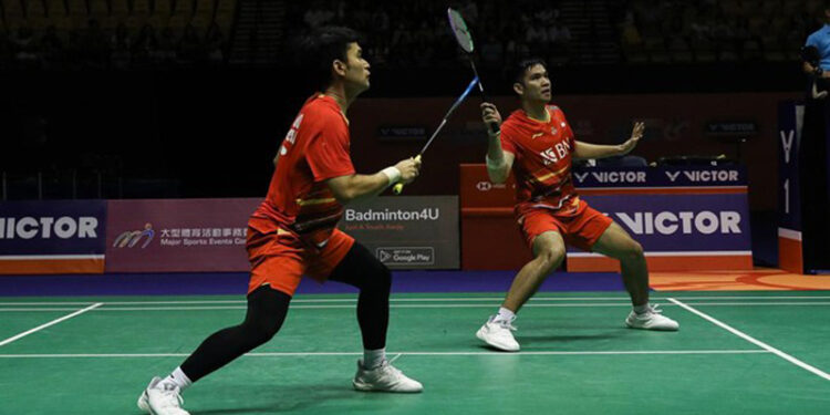 Leo Rolly Carnando/Daniel Marthin mengalahkan Kim Astrup/Anders Skaarup Rasmussen pada babak 16 besar China Masters 2023.