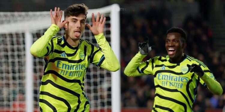 Merayakan Gol - Pesepak bola Arsenal Kai Havertz merayakan golnya ke gawang Brentford bersama Eddie Nketiah dalam laga Liga Inggris di Brentford Community Stadium, London, Inggris, Sabtu (25/11/2023). Arsenal menang 1-0 dan mengkudeta Manchester City dari puncak klasemen karena sebelumnya City hanya bermain seri 1-1 melawan Liverpool.