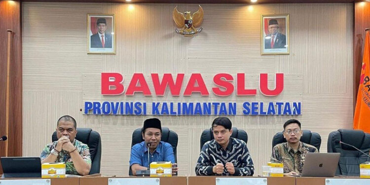 Ketua Bawaslu Provinsi Kalimantan Selatan, Aries Mardiono (kemeja biru) bersama tim di kantor Bawaslu Kalsel di Banjarmasin pada beberapa waktu lalu.