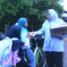 Bendahara TKD Prabowo-Gibran Kalsel Hj Mariana saat membagikan makanan siang dan susu gratis ke masyarakat.