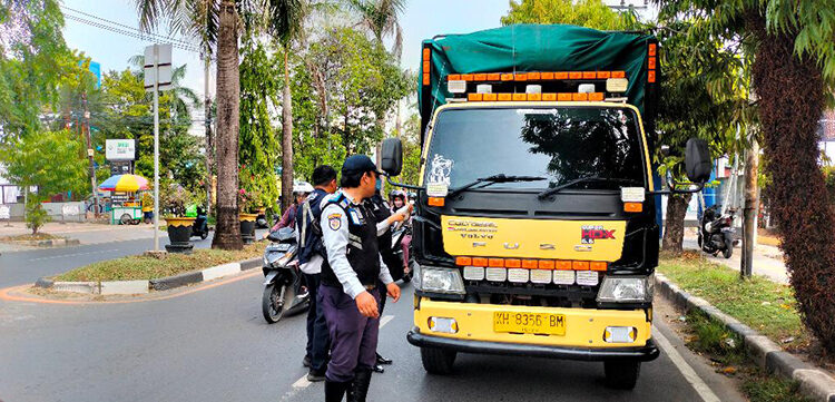 PETUGAS saat memeriksa salah satu truck di Jalan Brigjen TNI H Hasan Basry, kamis (16/11)