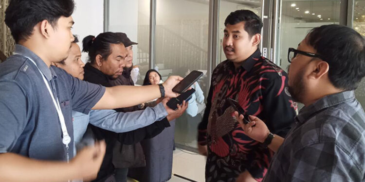 WARTAWAN CEGAT - Para peserta UKW melakukan wawancaran cegat kepada Ketua DPRD Kota Banjarbaru Fadliansyah di pintu keluar Chinese Room Hotel Novotel Banjarbaru.