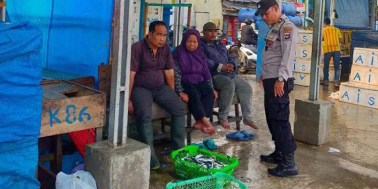 Personel Polsek KPL Banjarmasin saat patroli cipkon rutin di Pelabuhan TPI Banjar Raya.