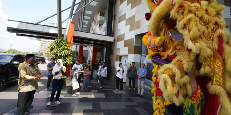 GUBERNUR Kalsel Sahbirin Noor menyaksikan atraksi barongsai di Q-Mall Banjarbaru, Minggu (5/11) siang.