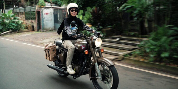 Dian Ayu dan motor Royal Enfield yang dilelang untuk Palestina.