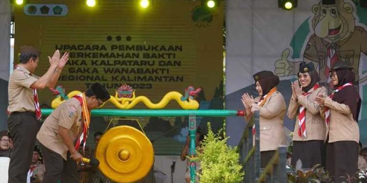 GUBERNUR Sahbirin Noor selaku Kamabida Gerakan Pramuka Kalsel, didampingi Dirjen PKTL Kementerian LHK Hanif Faisol Nurrofiq dan Ketua Kwarda Gerakan Pramuka Kalsel Hj Raudatul Jannah, memukul gong sebagai tanda dibukanya Pertikawan Regional Kalimantan tahun 2023.