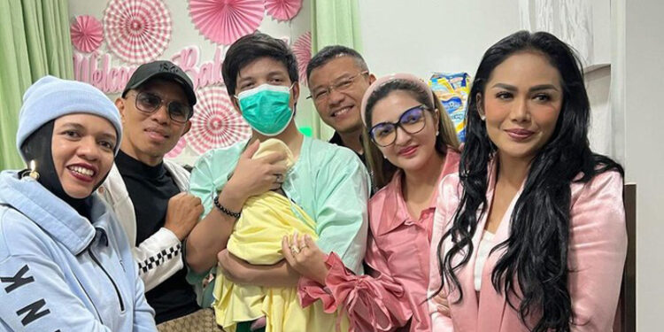 Atta Halilintar menggendong anak keduanya dan dikelilingi keluarga.