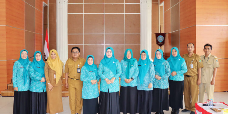 PEMBINAAN POSYANDU-PJ Ketua TP PKK Masrupah, saat foto bersama pada kegiatan pembinaan Posyandu 6 meja yang dilaksanakan Dinas Pertanian & Ketahanan Pangan (DPKP) Provinsi Kalimantan Selatan bekerjasama dengan TP PKK Provinsi Kalsel di kabupaten Tapin.