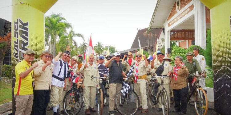 PAMAN Birin berfoto bersama para ontheles sebelum meninggalkan area Mahligai Pancasila di Kompleks Kediaman Gubernur Kalsel, Senin (13/11).