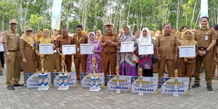 SERAHKAN TROPI-Kepala Dinas Kesehatan Dr H Alfian Yusuf saat foto bersama usai menyerahkan tropi dan piagam penghargaan pada puncak HKN ke 59 di kabupaten Tapin. 