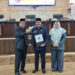 GUBERNUR Kalsel Sahbirin Noor dan Ketua DPRD Kalsel Supian HK, serta Wakil Ketua DPRD Kalsel Hj Mariana berfoto usai penetapan Raperda APBD 2024 menjadi Perda, Kamis (16/11). 