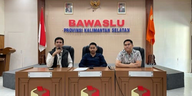 KOMISIONER Bawaslu Kalsel Radini saat menjelaskan hasil pleno Kepala Dinas Pendidikan dan Kebudayaan Kalsel Muhammadun terkait dugaan pelanggaran netralitas jelang Pemilu Tahun 2024.