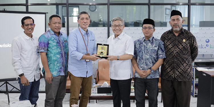 ROMBONGAN Komisi II DPRD Kalsel berfoto bersama Direktur Utama Bank Kalsel Fahruddin dan Kepala Cabang Bank Kalsel Pelaihari Iwan usai melaksanakan monitoring kinerja.
