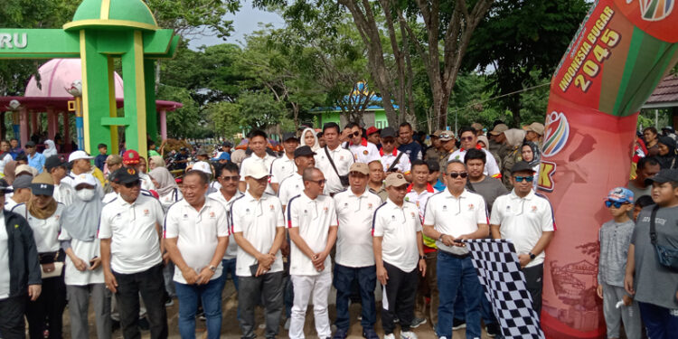 JALAN SEHAT-PJ Bupati Tapin M Syarifudin MPd saat bersama - sama melepas peserta jalan sehat Kormi dalam rangka memeriahkan hari jadi kabupaten Tapin Ke 58.